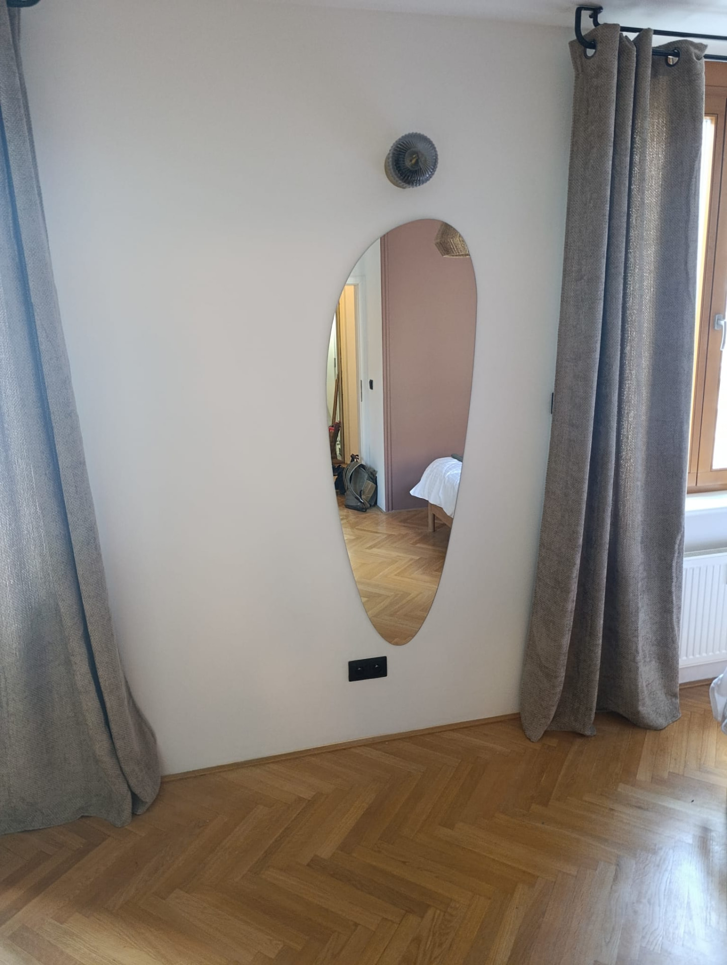 Pokoj s hladkou bílou stěnou po výmalbě a broušení