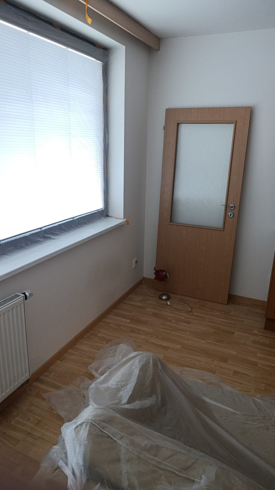 Pokoj se zakrytou podlahou připravený k malování