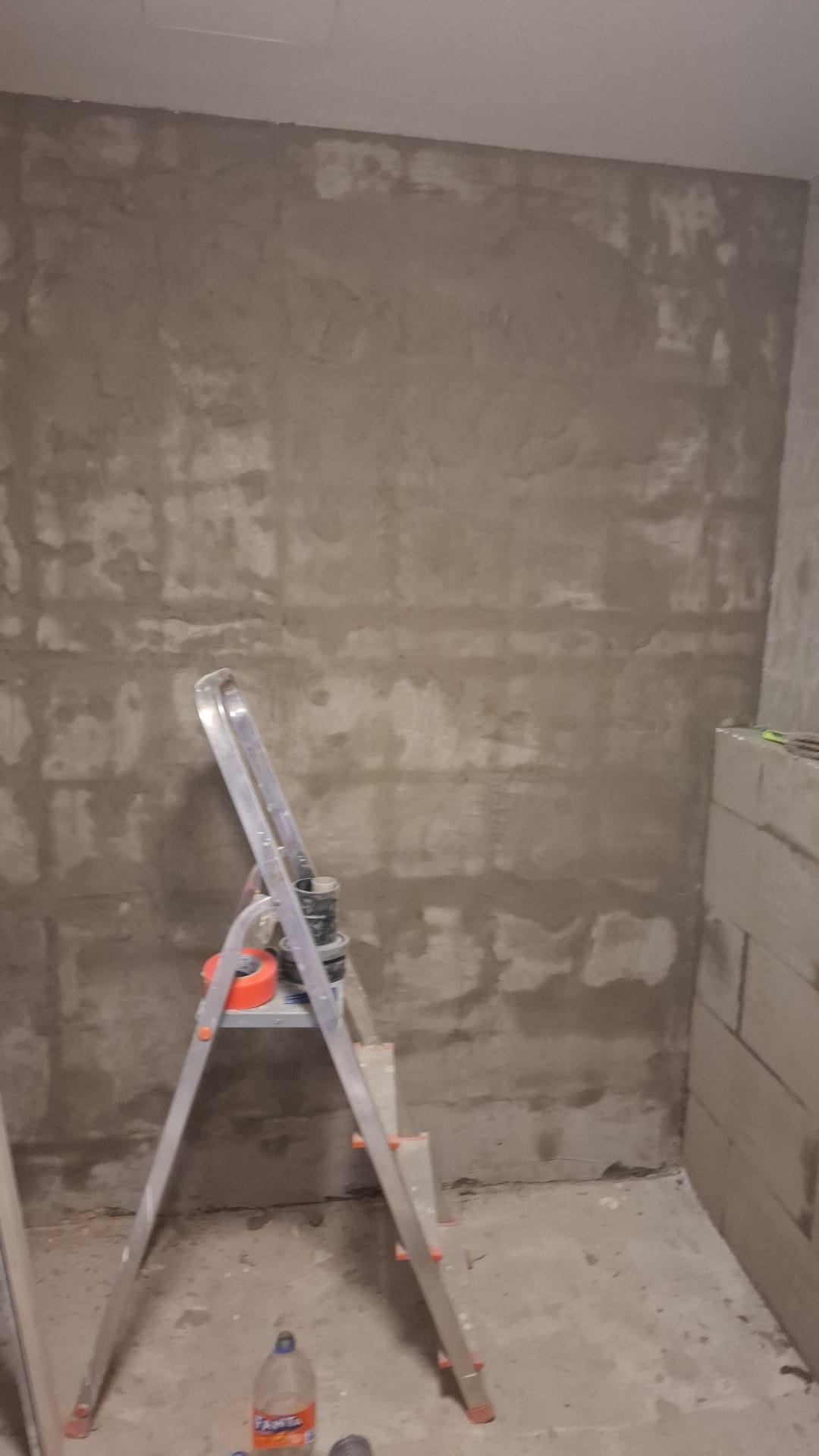 Omítnutá stěna během rekonstrukce koupelny